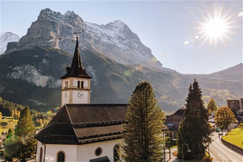 Das Hotel biete einen direkten Blick auf die umliegenden Berge, die Kirche und das Heimatmuseum.
