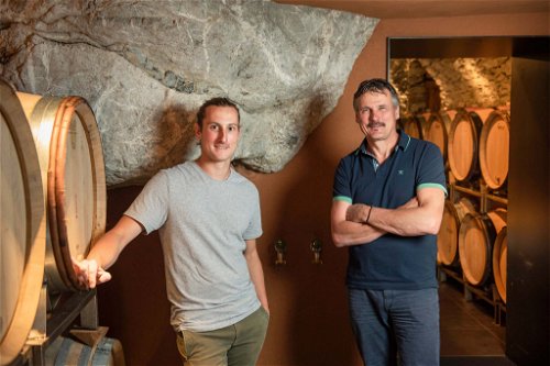 Patrick (l.) und Hansruedi Adank stützen sich bei der Produktion ihres Schaumweines auf Know-How aus der Champagne.