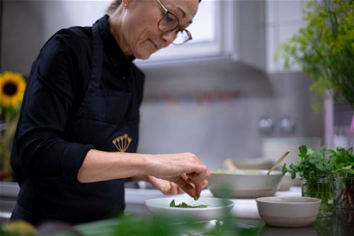 Spitzenköchin Tanja Grandits setzt in ihrer Küche auf frische Aromen.