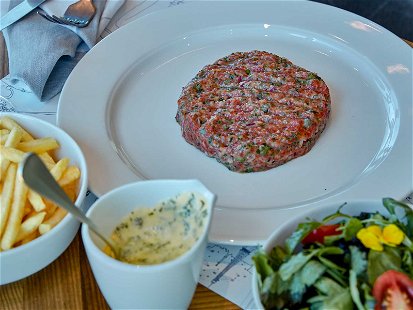 Steak Tartar bleibt, ansonsten ändert sich einiges auf der neuen Speisekarte des »The Paris Club« in Düsseldorf.