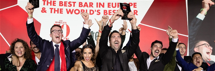 Das »Paradiso«-Team feiert seine Auszeichnung als »The World's Best Bar 2022«.