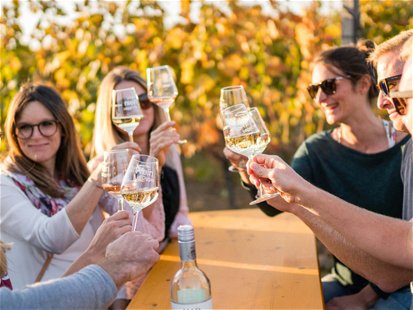 In gemütlicher Runde und mit einem Glas burgenländischem Wein lässt sich der Herbst in vollen Zügen genießen.