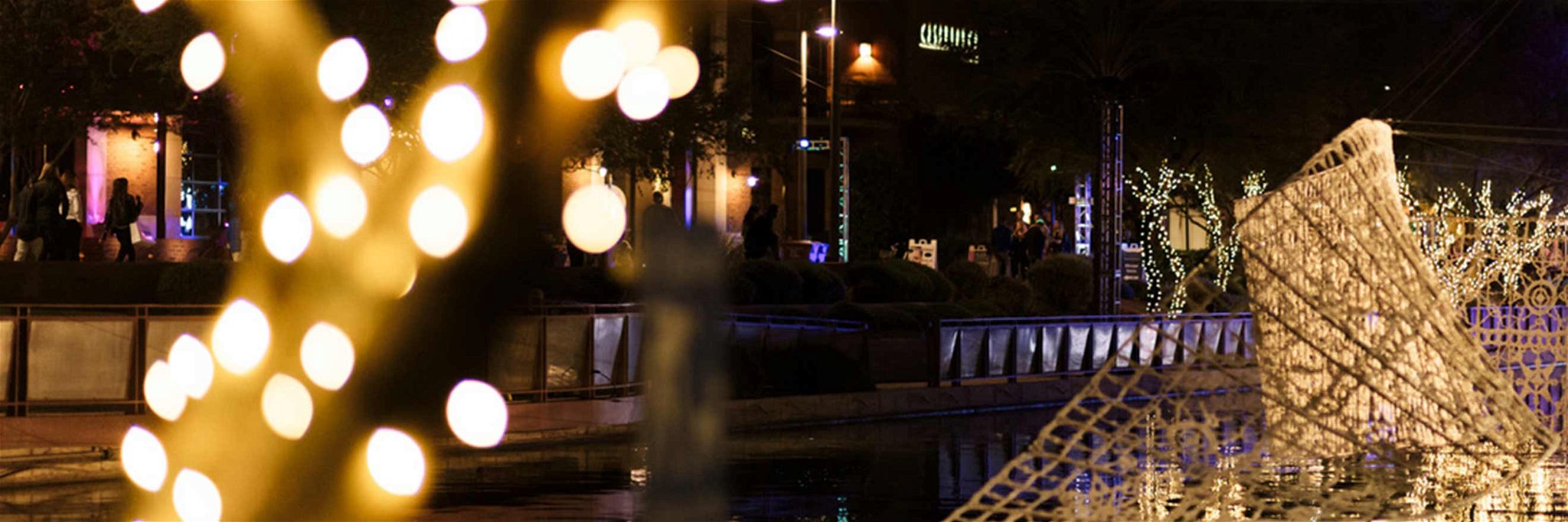 Beim »Canal Convergence« erstrahlt die Stadt bei Nacht.