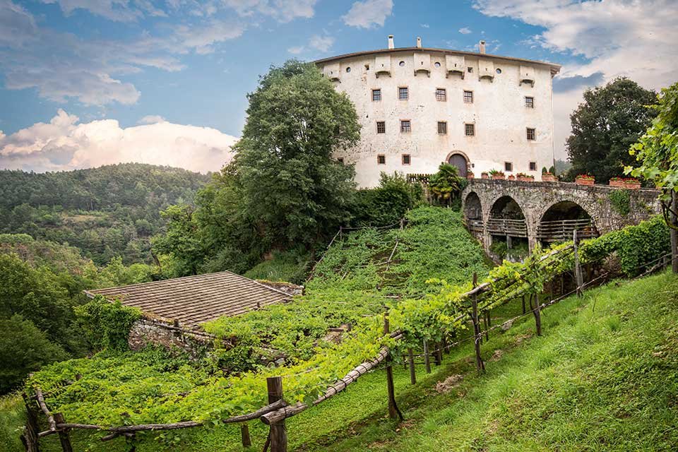 Das Schloss Katzenzungen bei Prissian in Südtirol.