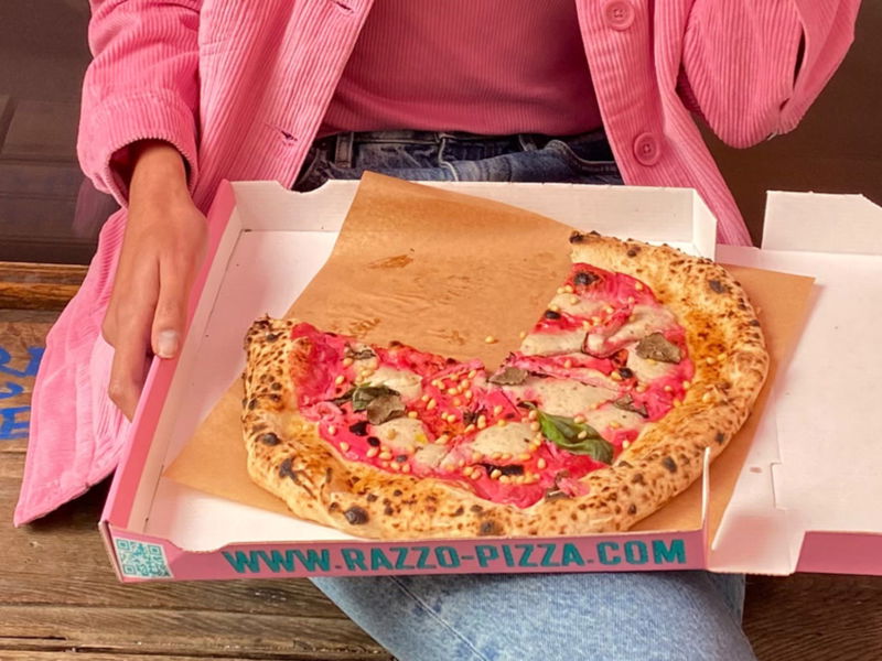 Die vegane Pizza »Pink Truffle« mit Pink Cream Base, Cashew Mozzarella und Trüffelöl gibt es bei »RAZZO Pizza«, der ersten veganen Pizza Bar Deutschlands.
