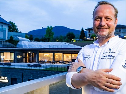 Der neue Krug Ambassador&nbsp;Hubert Wallner&nbsp;vor seinem Gourmet Restaurant.