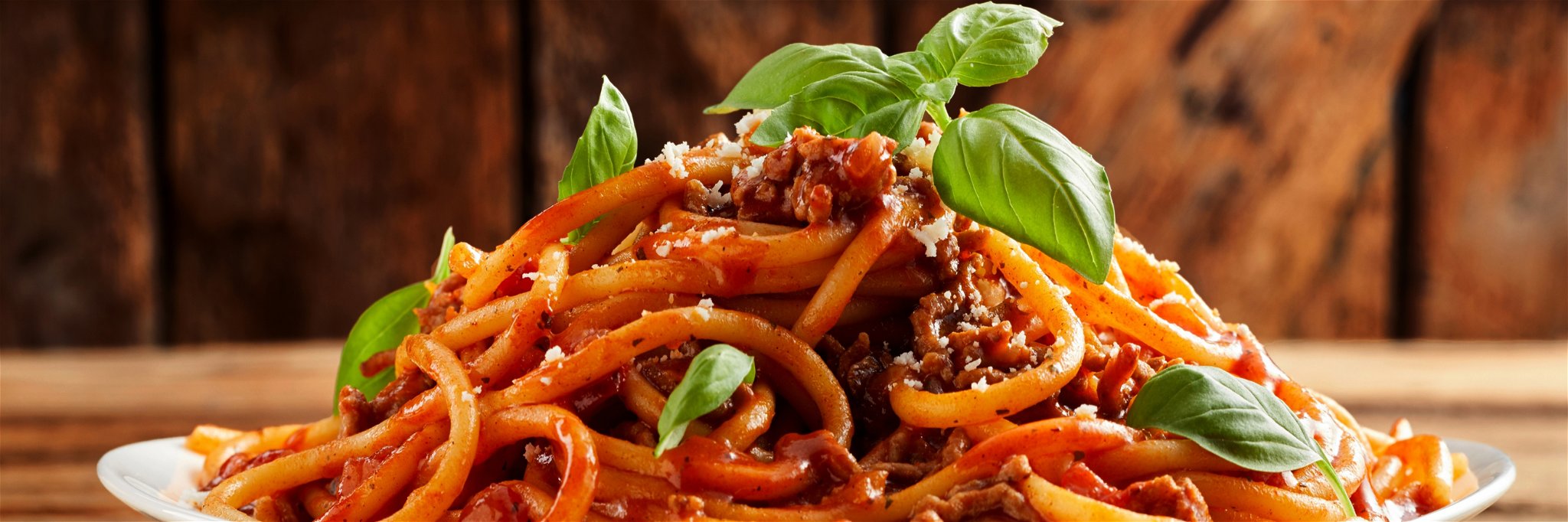 Spaghetti with ragù&nbsp;and fresh basil