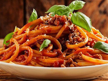 Spaghetti with ragù&nbsp;and fresh basil