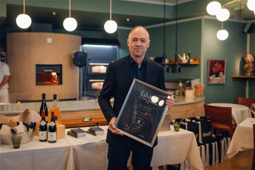 Topsommelier Grégory Rohmer vom Restaurant «Stucki» nahm die Auszeichnung im Namen von Tanja Grandits entgegen.