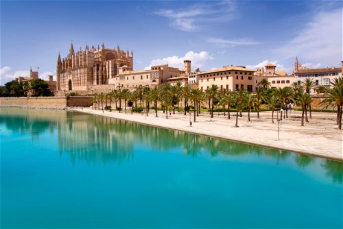 Unverkennbares Wahrzeichen Palmas ist die gotische Kathedrale La Seu, gleich daneben liegt der Almudaina-Palast, offizielle mallorquinische Residenz des spanischen Monarchen. Das wohl beste Mandeleis der Stadt bekommt man im Café «Ca’n Joan de s’Aigo».


