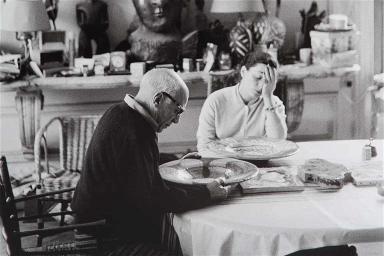 Pablo Picasso, hier mit seiner zweiten Ehefrau, Jacqueline Roque (Cannes, 1957): Die Keramik-verkäuferin inspirierte ihn&nbsp;zu Hunderten&nbsp;von Werken.