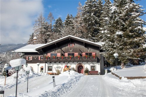 Das Familienhotel »Erlhof« serviert seinen Gästen alpine Schmankerln, von der Sonnenterrasse blickt man direkt auf den Zeller See.