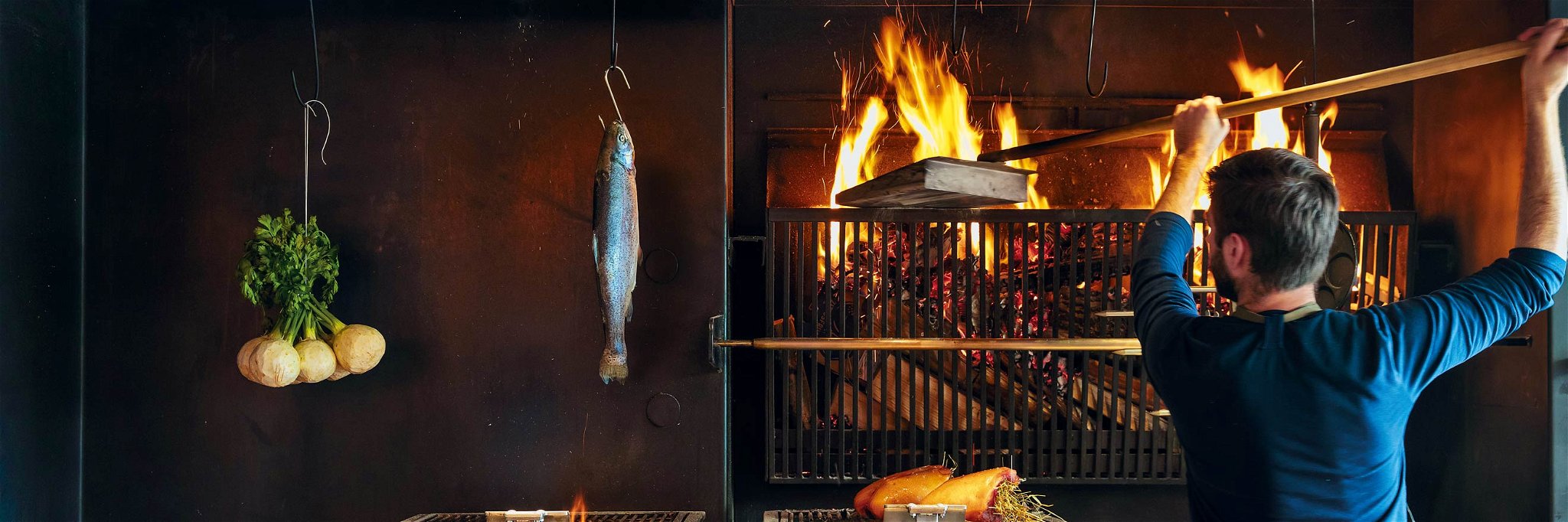 Das »Steirereck am Pogusch« der Gastronomen-Familie Reitbauer ist eine Bühne für die besten Erzeugnisse der Region. Zubereitet werden diese auch ganz traditionell am offenen Feuer.