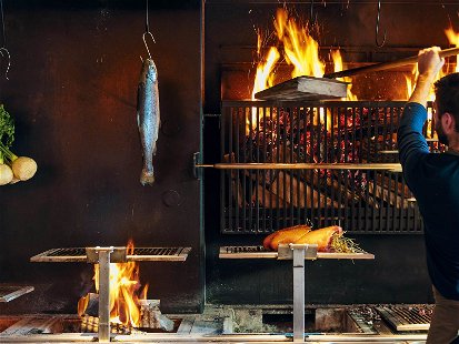 Das »Steirereck am Pogusch« der Gastronomen-Familie Reitbauer ist eine Bühne für die besten Erzeugnisse der Region. Zubereitet werden diese auch ganz traditionell am offenen Feuer.