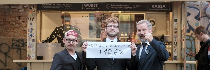 Julian Sommergruber, Betriebsleiter, Philipp Rosska, Belegschaftsvertreter, und Mike Lanner, Geschäftsführer des Wiener Würstelstands.
