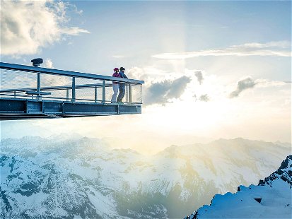 Spektakuläre Architektur, spektakuläre Aussichten: Die Aussichtsplattform&nbsp;»Top of Salzburg« am Kitzsteinhorn in den Hohen Tauern auf über 3200 Metern Seehöhe. Perfekte Bedingungen für Gletscherskilauf.