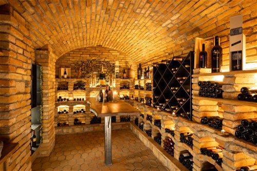 In urigen Weinkeller der Wagrainer »Kogelalm« auf 1850 Metern Seehöhe lagern erlesene Weine von nationalen und internationalen Topwinzern.