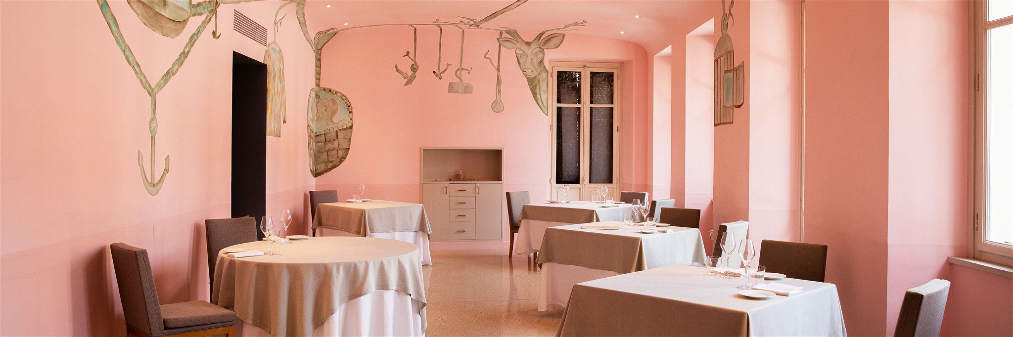 The dining room of Piazza Duomo in Alba, decorated in delicate pink.