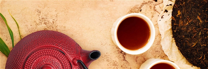 Pu-Erh-Tee: Der rotbraune Aufguss mit seinem erdig-würzigen Geschmack wird durch einen einzigartigen Fermentationsprozess gewonnen.