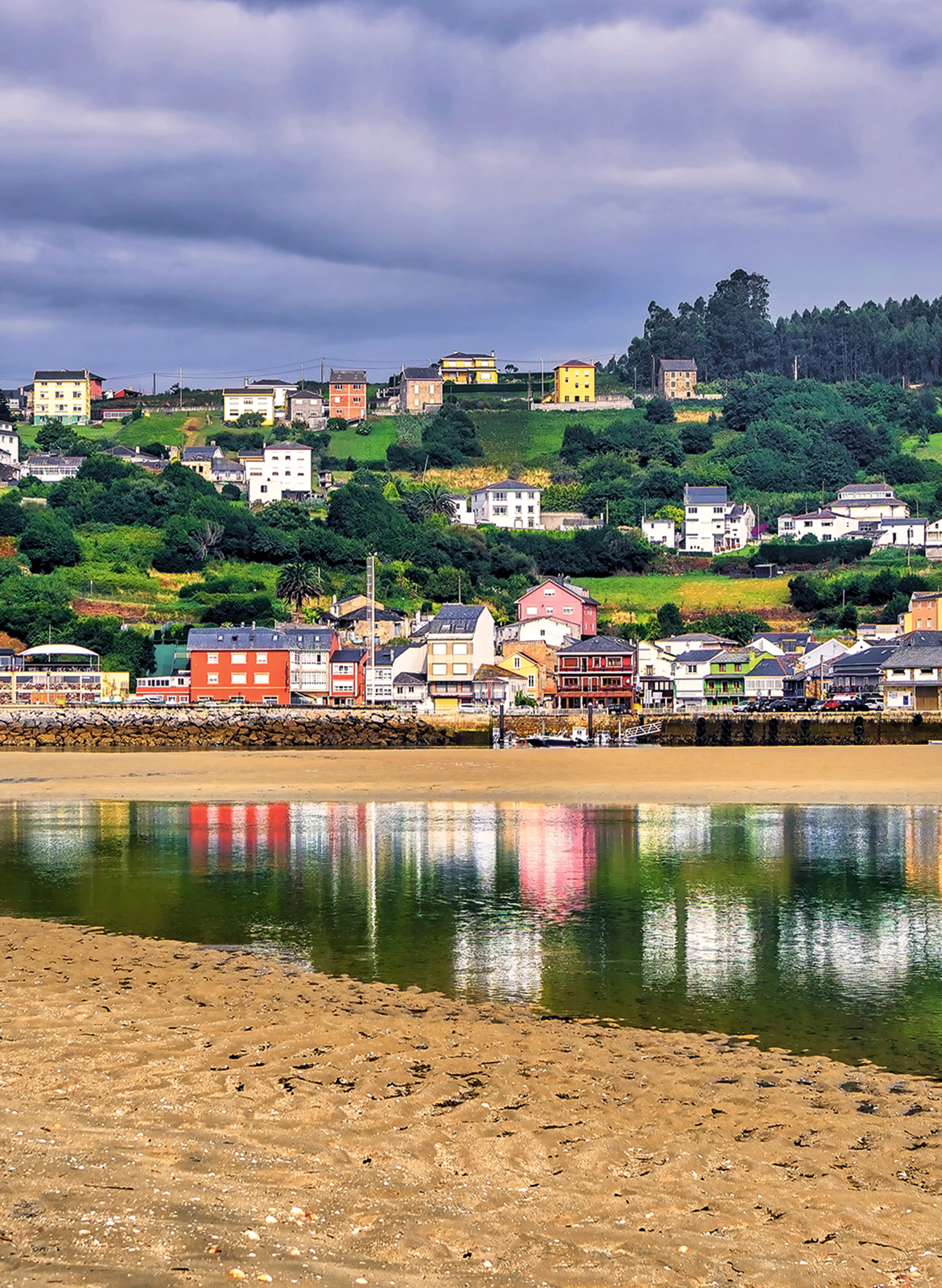 Pittoreske Anblicke wie hier das Fischerdorf Porto do Barqueiro findet man in Galicien häufiger.