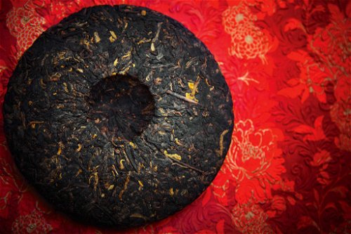 Tee-Kuchen: Damit Pu-Erh seinen charakteristischen Geschmack bekommt, muss er nach dem Dämpfen und Fermentieren in Kuchenform gepresst werden.
