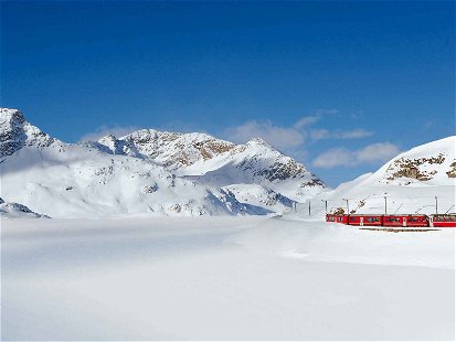 Winterliche Landschaft im Bernina Express erleben.