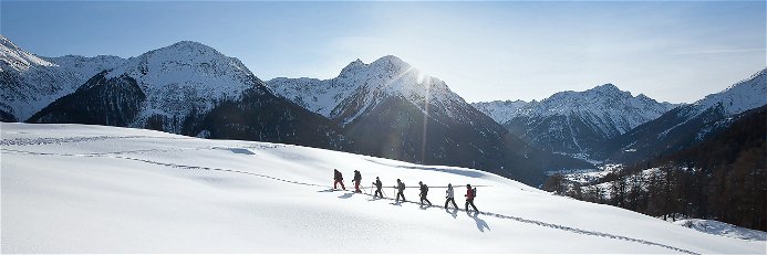 In der Engadiner Bergwelt, oberhalb von Guarda, zeigt sich der Winter von seiner schönsten – und erholsamsten – Seite. Gleichzeitig treibt eine Schneeschuhwanderung den Puls nach oben.