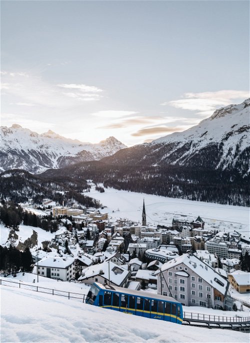 Auch abseits der Skipisten können Schneehungrige in St. Moritz den Winter in vielfältiger Weise erleben – so etwa auf den Winterwanderwegen in unberührter Natur.