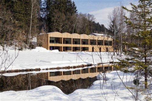 Es muss nicht immer rustikal sein: Atemberaubend modernes Design und Sauna in den Suiten gibt es im «Alpenhotel Kitzbühel» am Schwarzsee.