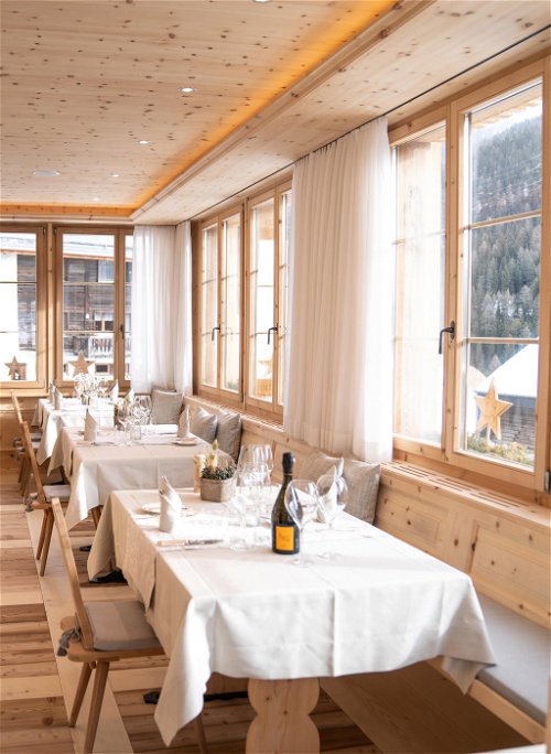 Edles Holz bestimmt das Interieur des «Hotel Cadonau». Das dazugehörige Michelin-Stern-Restaurant «Vivanda» verwöhnt feine Gaumen.