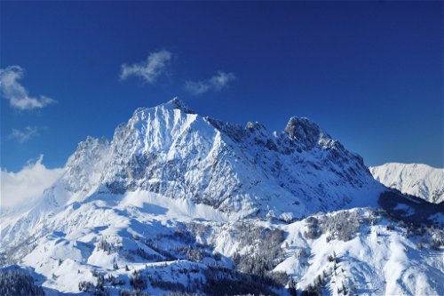Der Wilde und der Zahme Kaiser ergeben zusammen mit dem Niederkaiser eine insgesamt 20&nbsp;Kilometer lange, imposante Gebirgsformation, die ein Paradies für Wanderer, Kletterer und Skifahrer darstellt.