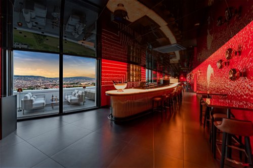 «Five», Zürich
Dubai-Flair mitten in der Schweiz: Das Hotel der Luxusmarke «Five» mit insgesamt sieben Restaurants und Nightlife-Locations startete im Juli 2022 mit einem opulenten Opening in seine erste Saison.
zurich.fivehotelsandresorts.com