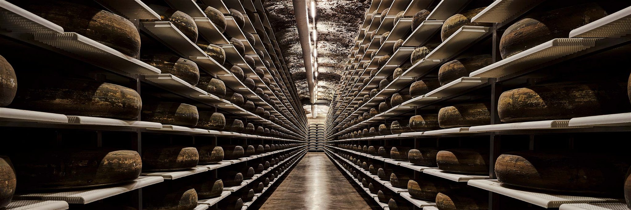 In der Kaltbach Höhle im Kanton Luzern verbergen sich abertausende Käselaibe.