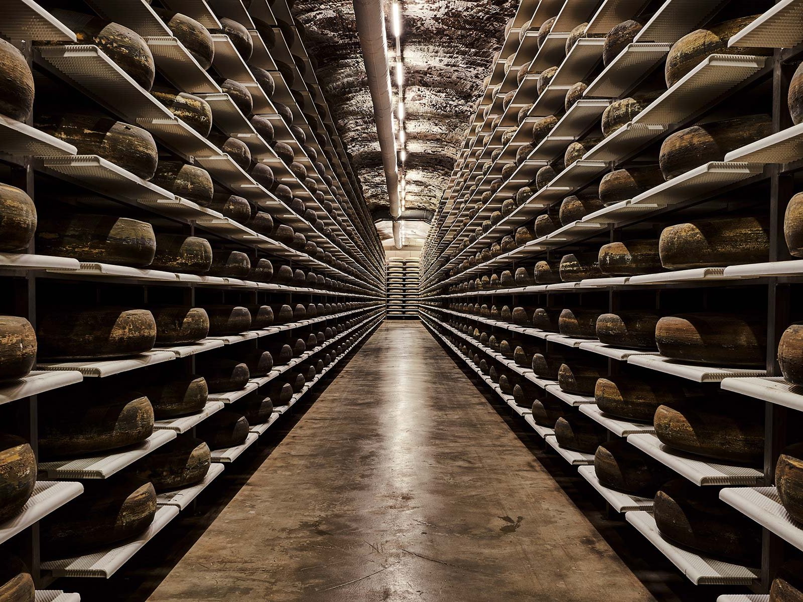 In der Kaltbach Höhle im Kanton Luzern verbergen sich abertausende Käselaibe.