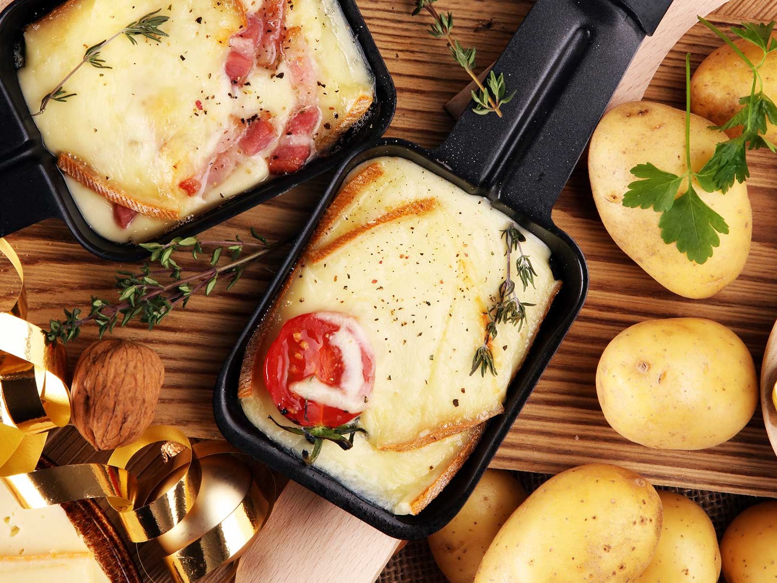 Garnelen, Lachs, Fleisch oder Gemüse – das perfekte Raclette-Pfännchen sieht für jeden anders aus.
