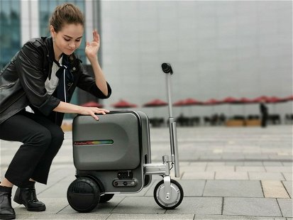 Mit einem fahrenden Koffer namens Airwheel soll man ganz bequem zum Check-in-Schalter fahren können.