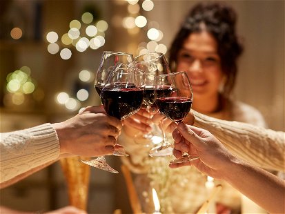 Ein gutes Glas mit Familie und Freunden zu teilen – das ist wahre Trinkkultur.
