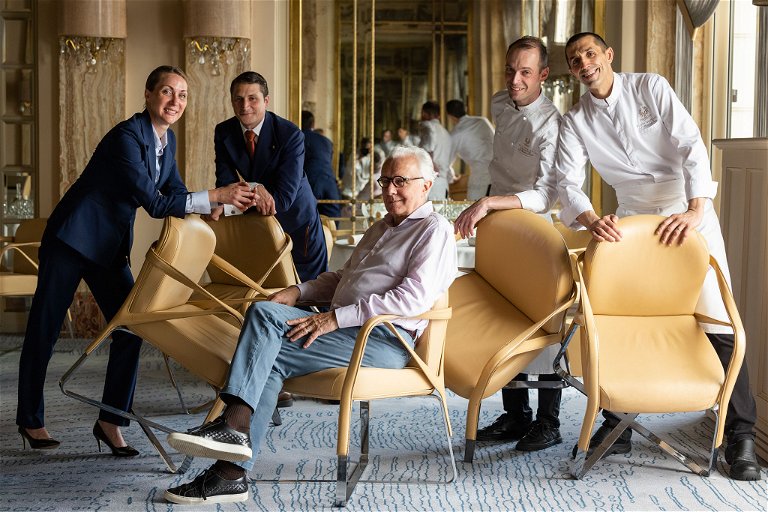 Der Meisterkoch und Geschäftsmann Alain Ducasse (Mitte) umgibt sich mit einem handverlesenen Team. Seit Sommer 2022 ist Emmanuel Pilon (2.&nbsp;v.&nbsp;r.) neuer Küchenchef, während Maxime Pastor (r.) als Sommelier für die Weinbegleitung verantwortlich zeichnet.&nbsp;