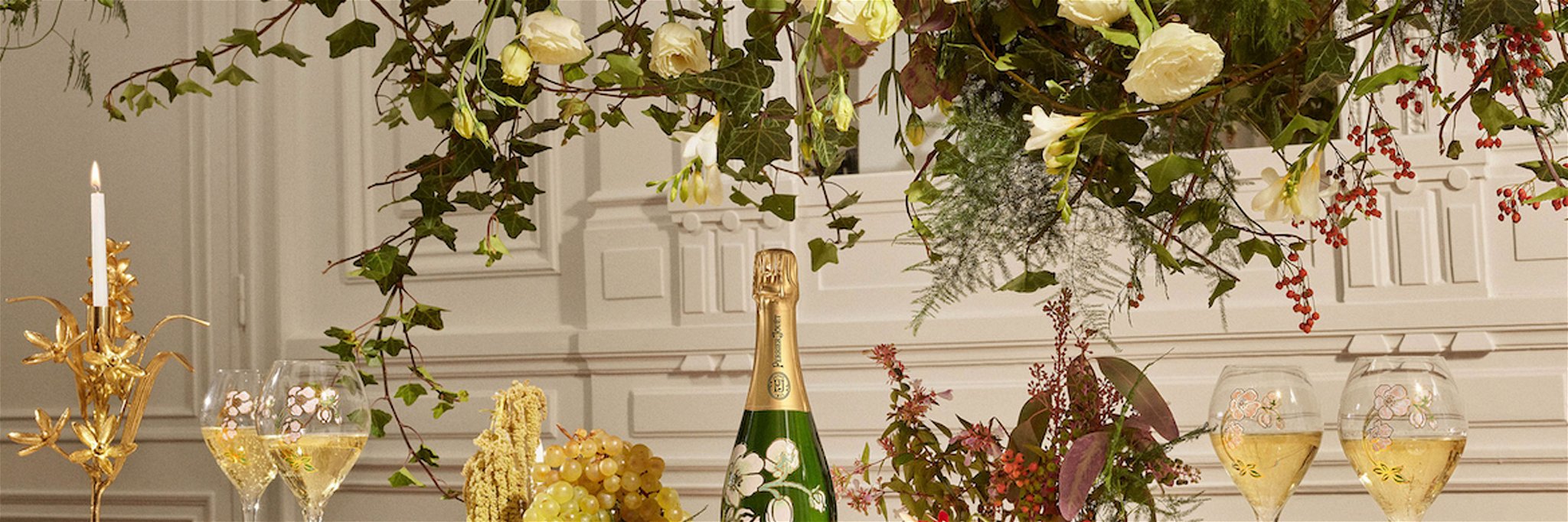 Die Blumen des Hochzeitsstraußes der Gründer zieren bis heute das Emblem jeder Flasche.