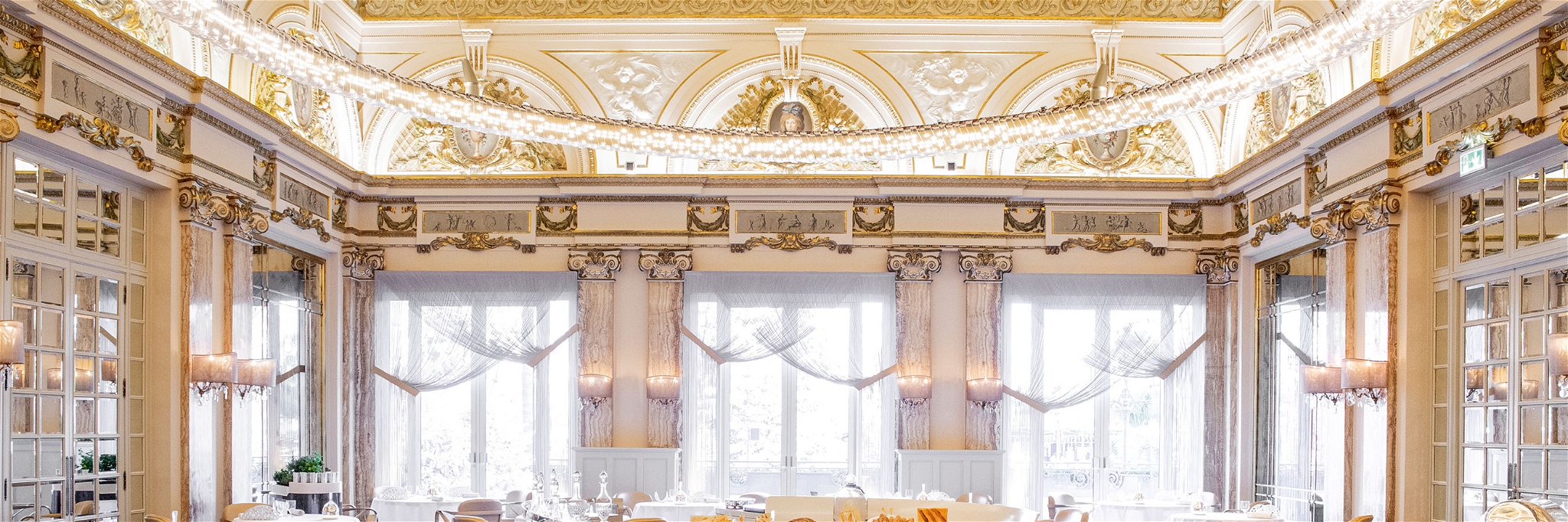 Der elegante Speisesaal ist im geschichtsträchtigen »Hôtel de Paris« untergebracht, das seit über 150&nbsp;Jahren illustre Gäste empfängt.