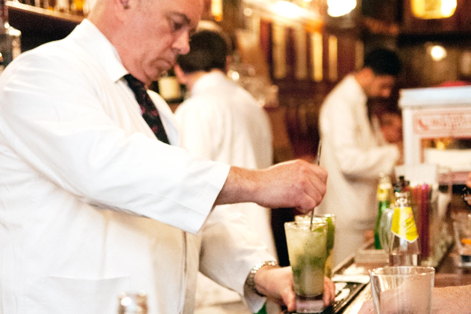 Harry’s New York BarDie Pariser Bar ist seit den 1920ern ein Anziehungspunkt für die hier lebenden Amerikaner. Bekannte Drinks wie die «Bloody Mary» oder der «Sidecar» entstanden in der Bar. www.harrysbar.fr