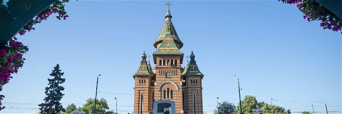 Die Kathedrale der Heiligen drei Hierarchen in der&nbsp;Industriemetropole Timișoara.