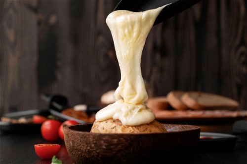 Herrlich cremiger Raclette-Käse aus dem Wallis bildet die Grundlage für das echte Schweizer Raclette.