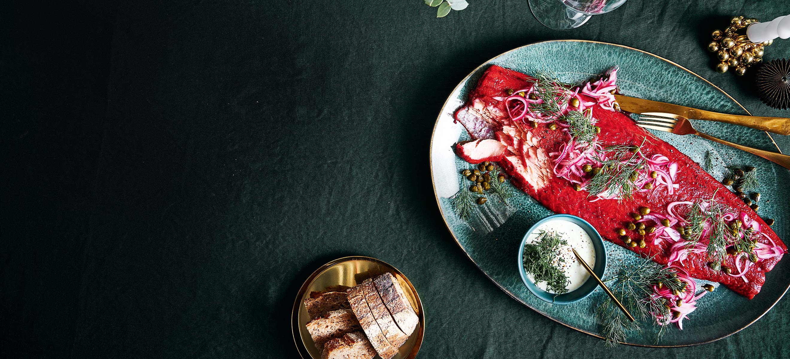 Ofengebratener Lachs, Rote Rüben und Wacholder - Rezepte - Falstaff