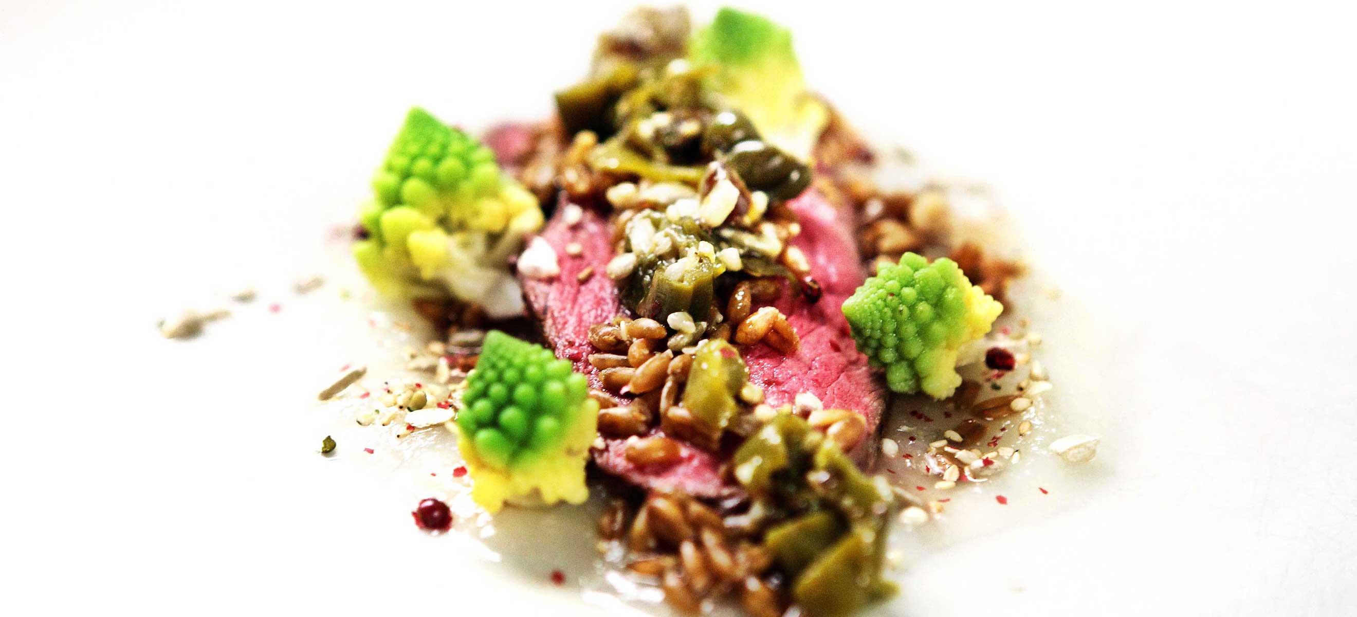 Huftsteak mit Romanesco und Pimientos de Padrón - Rezepte - Falstaff