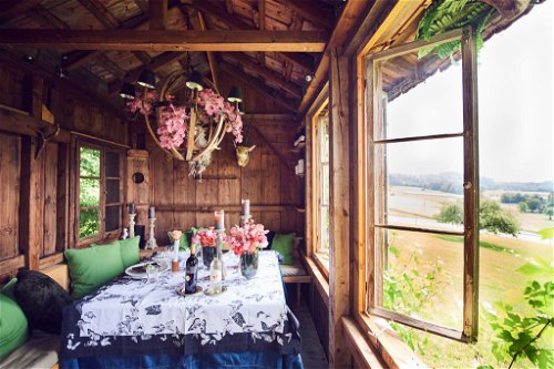 Im «Restaurant Buech» hoch ob Herrliberg wird das Fünf-Gänge-Menü in der privaten Winzerhütte oder direkt im Garten mit Aussicht über die Berge und den Zürichseeserviert.