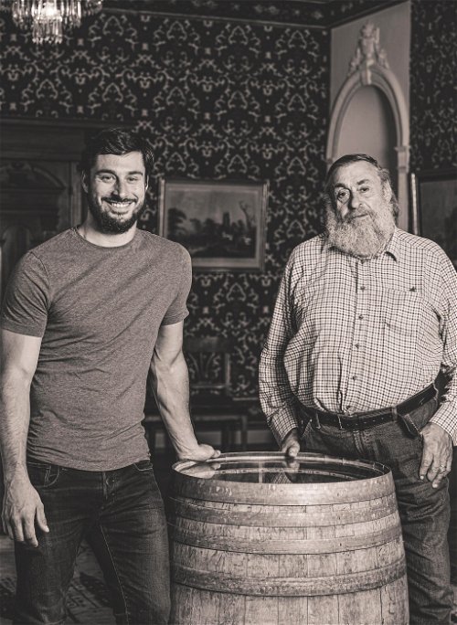 Johann-Baptista (l.) und Gian-Battista von Tscharner begannen erst im Jahr 2017, einen Chardonnay nach Burgunder-Vorbild zu keltern – und das mit grossem Erfolg.
