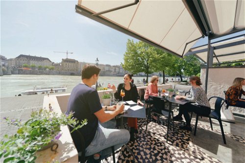 Nur schon der Lage direkt am Rhein wegen einen Besuch wert:&nbsp; Die Küche im «Ufer 7» ist einfach, aber hochwertig.