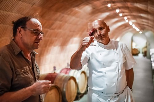 Philippe Chevrier (r.) im Gespräch mit Nicolas Bonnet, der für die eigenen Weine des Restaurants «Domaine de Châteauvieux» verantwortlich zeichnet.
