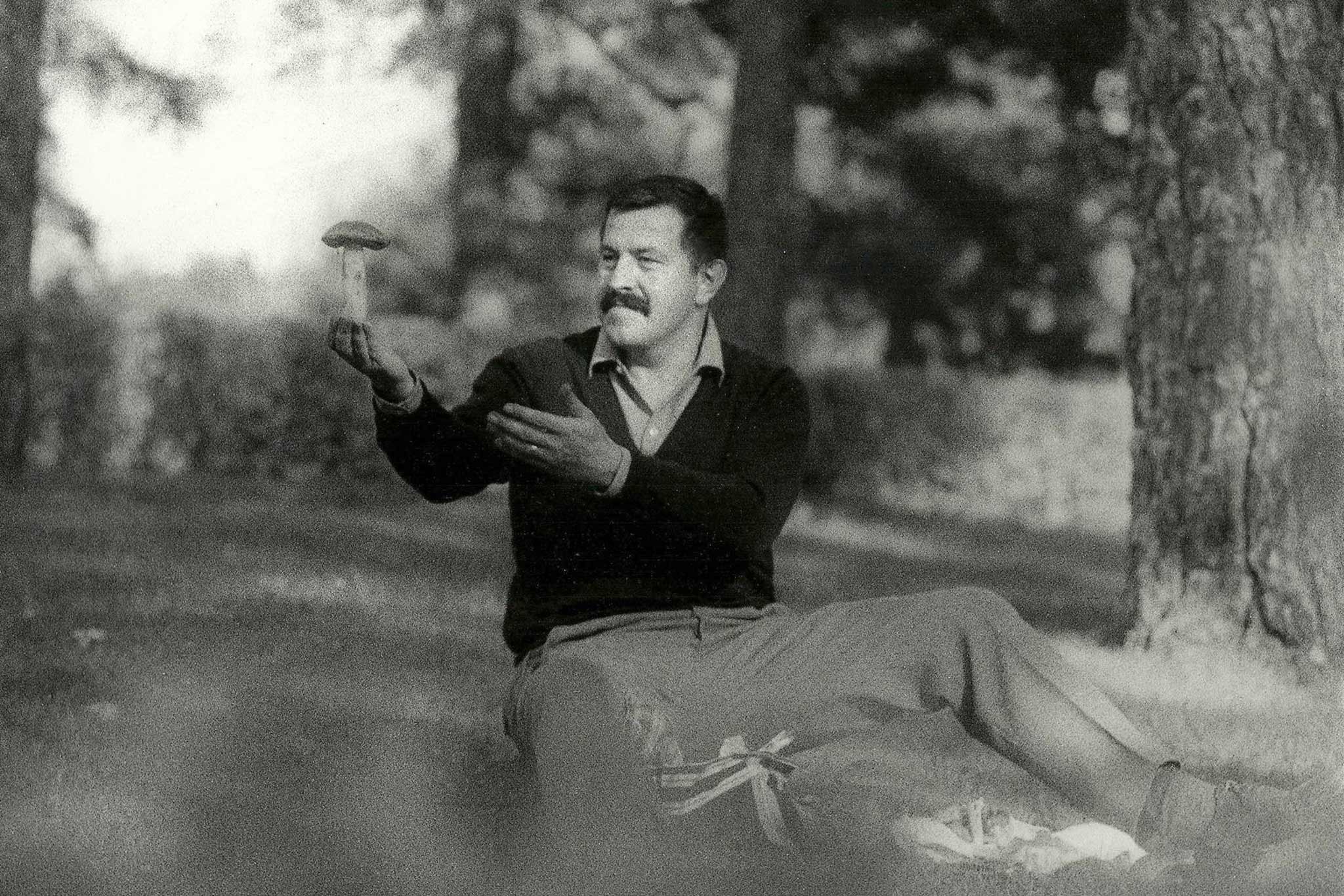 Günter Grass mit Pilz im Wald, 1964.